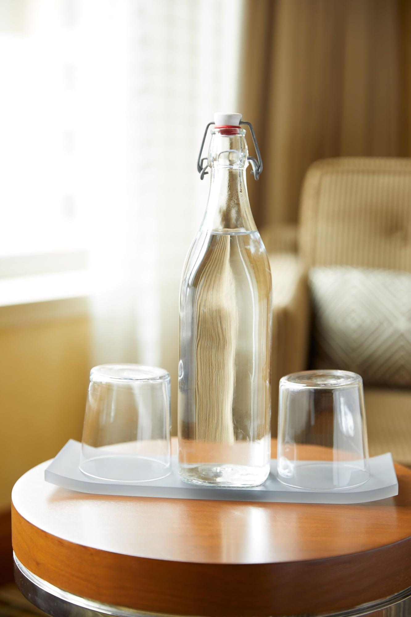 1 Hotel Сиатъл Екстериор снимка A bottle of water